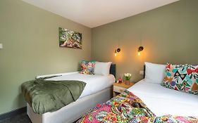 Vibrant Funkily Decorated 2 Bedroom 4 Beds Central Location